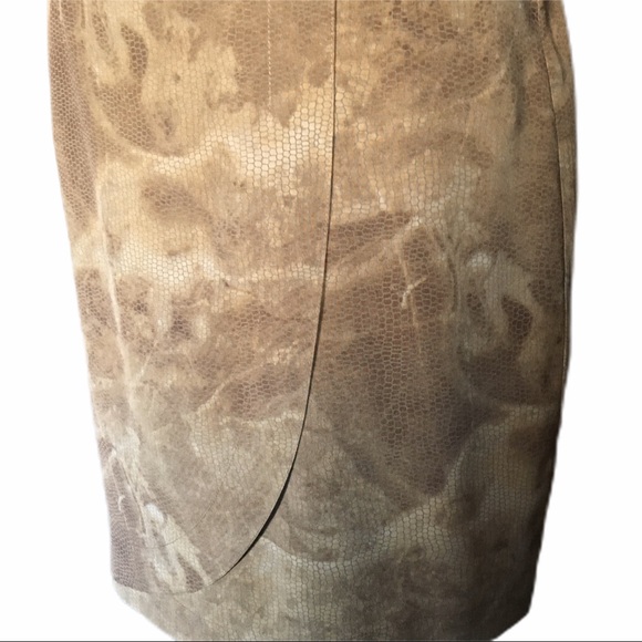 Gold silk skirt in reptile print. - Picture 3 of 7